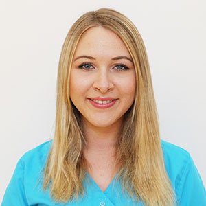 Jasmin Stiller ist Angestellte in der Zahnarztpraxis Kümmel in Mutlangen